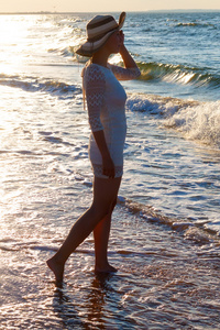 年轻的女子站在海展望未来