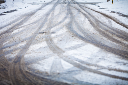 大雪覆盖的道路，车轮的痕迹