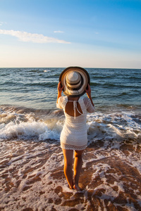 年轻的女子站在海展望未来