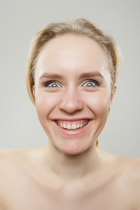 有趣的年轻快乐的女人 creepingly，笑傻傻姐儿概念肖像