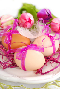 复活节彩蛋与板上粉红丝带