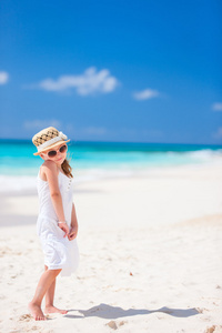 在海滩上的可爱小女孩