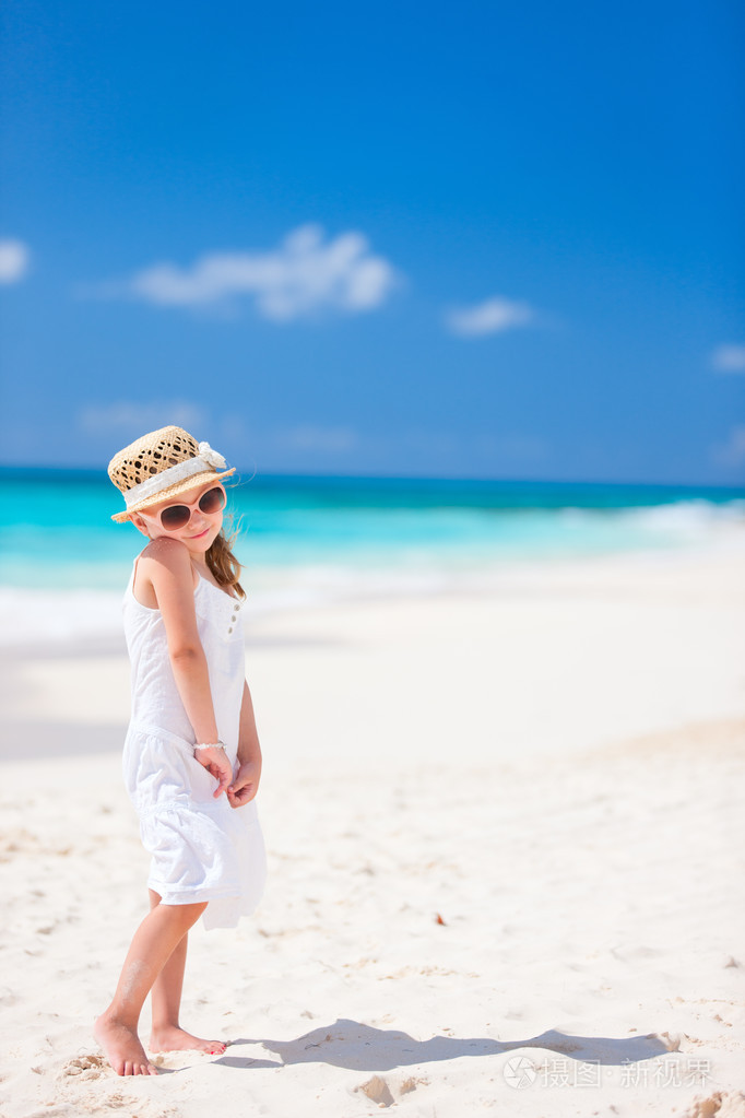 在海滩上的可爱小女孩