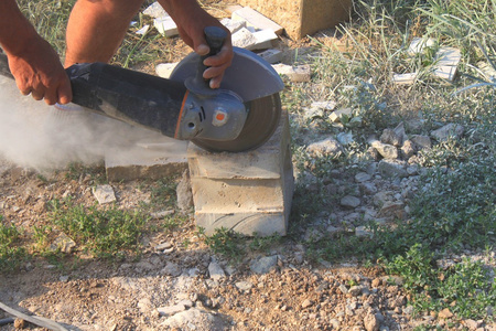 电源生成水泥瓦工生成墙体, 钢筋切割角磨机照片