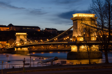布达佩斯链桥在晚上的视图