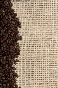 咖啡豆和背景麻布