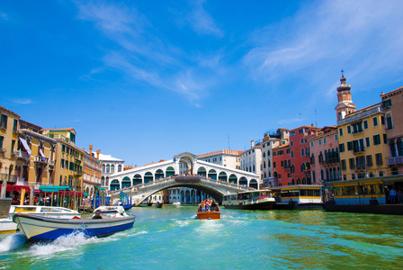 canal Grande Venedig med gondoler och Rialtobron, Italien与吊船和里亚托