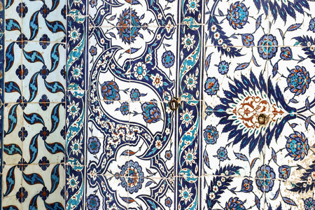 瓷砖墙上装饰的泰姆  帕夏清真寺，伊斯坦布尔，土耳其