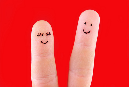 幸福的情侣概念   一个男人和一个女人拥抱，绘了在手指