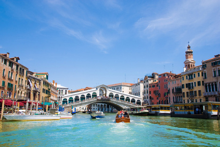 canal Grande Venedig med gondoler och Rialtobron, Italien与吊船和里亚托