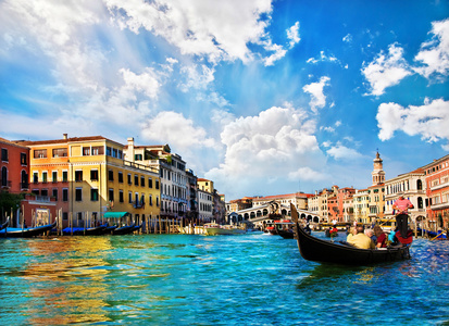 canal Grande Venedig med gondoler och Rialtobron, Italien与吊船和里亚托