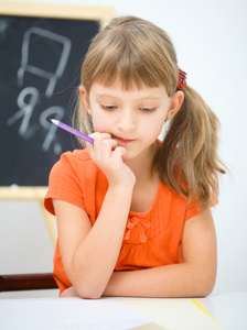 小女孩在写使用笔