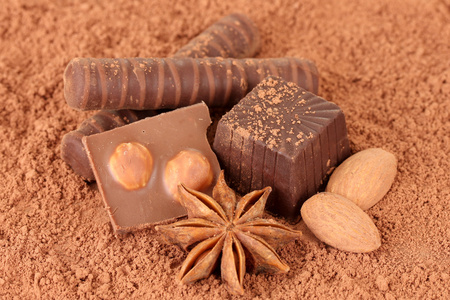 巧克力糖果与可可棕色背景上