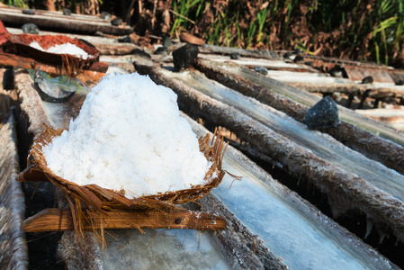 篮与提取的海水淡水盐在印尼峇里岛