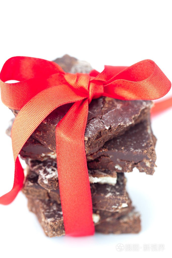 堆栈的巧克力和红丝带的背景