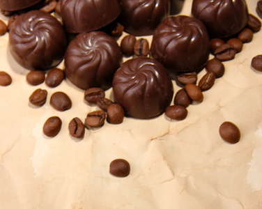 巧克力糖果和咖啡豆，米色纸张背景上
