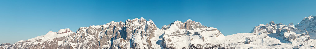 全景的冬天雪与蓝蓝的天空山风景