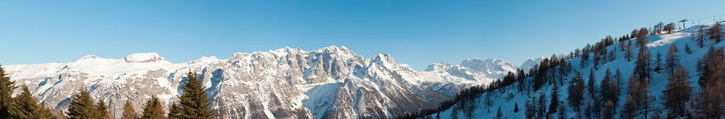 全景的冬天雪与蓝蓝的天空山风景