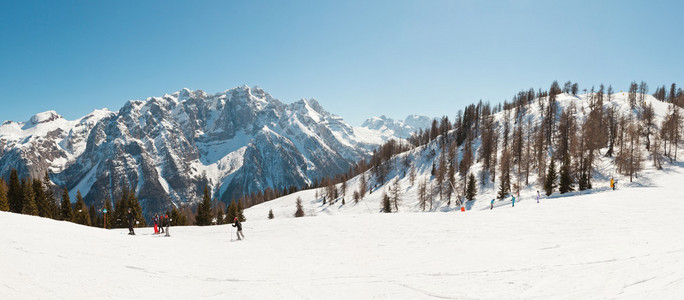 全景的冬天雪与蓝蓝的天空山风景