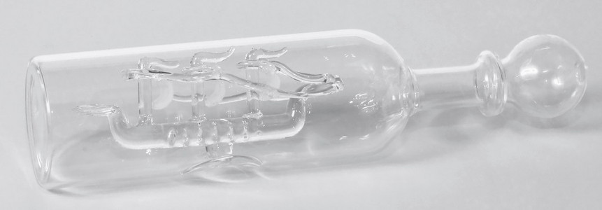 玻璃奶瓶与一艘船