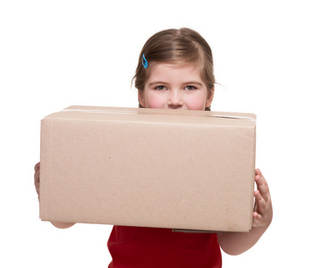 小女孩用大包裹箱