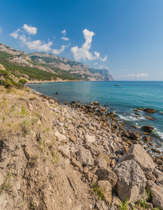 海滩岩石和海之间。乌克兰黑海