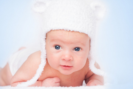 一顶滑稽的帽子的可爱小宝宝的肖像