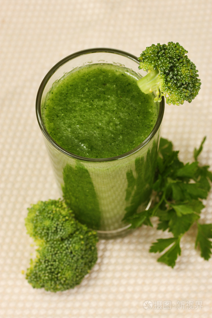 光背景上的绿色蔬菜汁