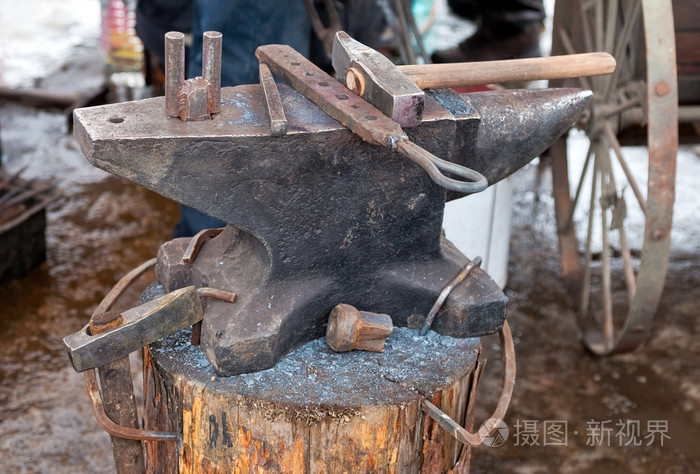 老铁砧与户外活动上的铁匠工具