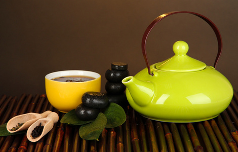 中国茶道在竹桌上棕色背景上