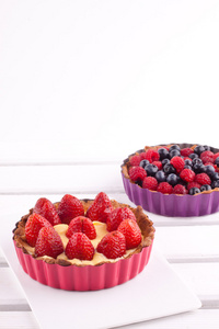 蓝莓 覆盆子和草莓挞
