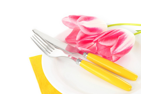 节日餐桌设置与孤立在白色的郁金香