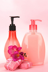 粉红色的背景上的液体和手工肥皂