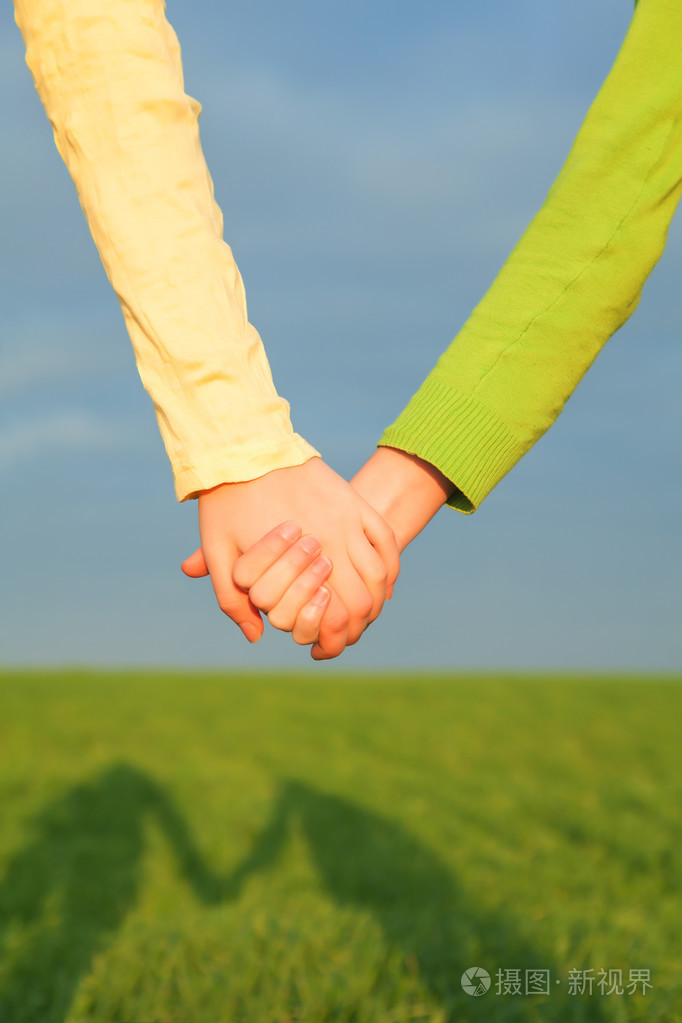 少女手牵手