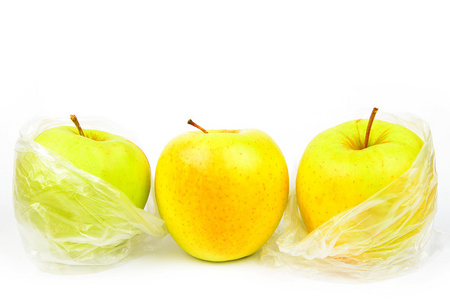 在白色背景上的三个冰冻食品苹果的组