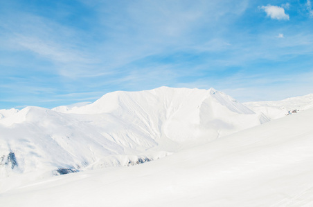 在明亮的冬日雪山山脉