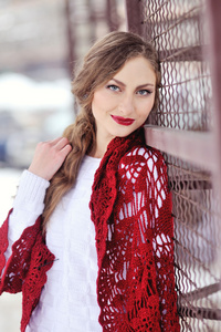 冬季金发女子肖像。在明亮的围巾女孩美丽时尚模型