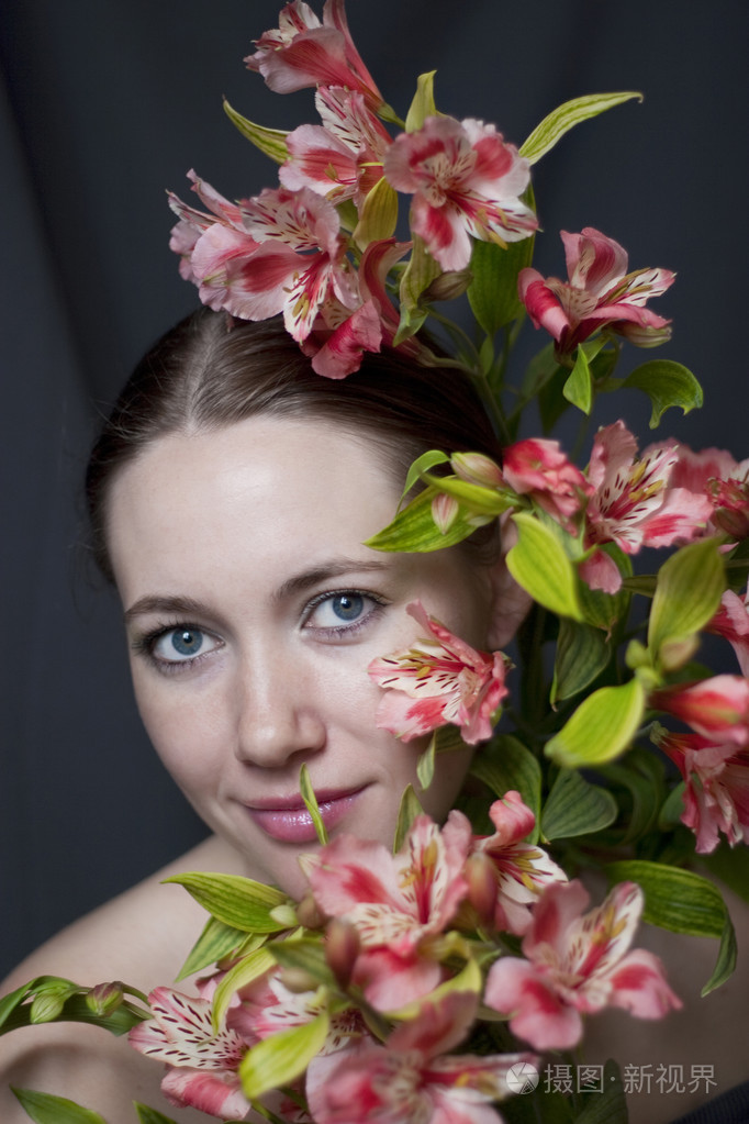 肖像年轻女人与花