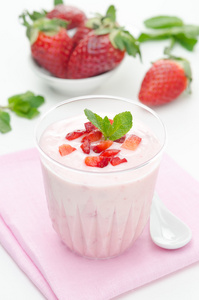 草莓酸奶和新鲜草莓