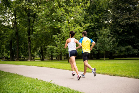 在一起慢跑运行对年轻夫妇