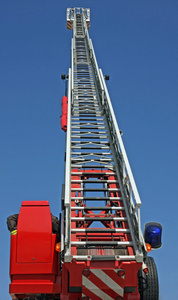 一辆消防车在 fireho 中的练习期间的平台