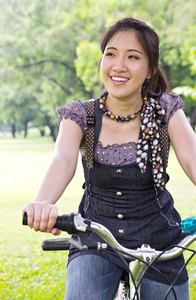 亚洲女人骑自行车