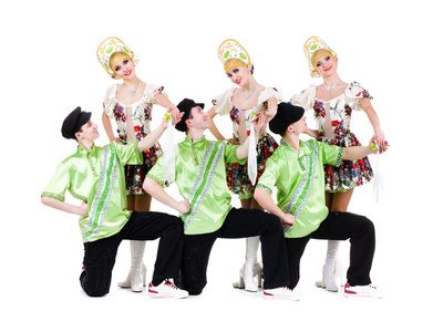 戴着民间的乌克兰服装的舞者团队