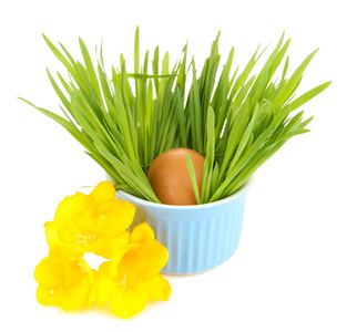 复活节彩蛋与草隔离在白色的桌上的碗里