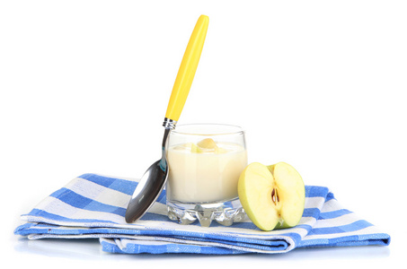 美味酸奶在与苹果在白色隔离玻璃