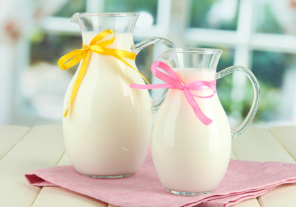 在房间的桌子上的牛奶 pitchers