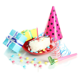 七彩生日蛋糕与蜡烛和孤立在白色的礼物