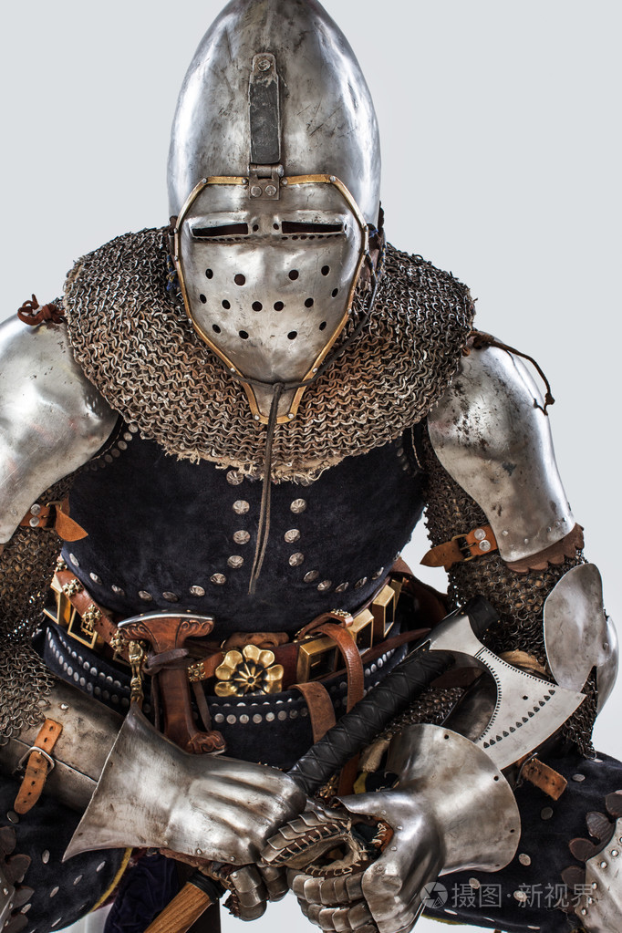 人坐在椅子上的骑士盔甲摆姿势