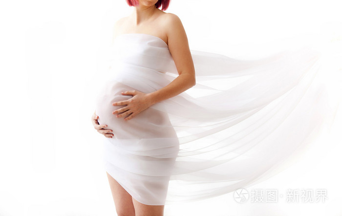 怀孕的女人裹着面纱