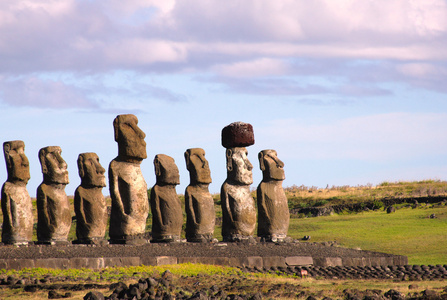 在阿胡汤加里基岛，复活岛智利石像